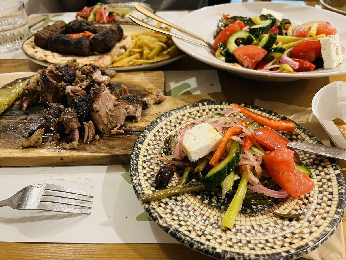 La Grèce 🇬🇷 fait parti des pays à cocher pour tout amateur de culture tribune. Et quoi de mieux qu’un week-end d’avril à Thessalonique ?

Un thread foot &amp; basket ⚽️🏀⬇️