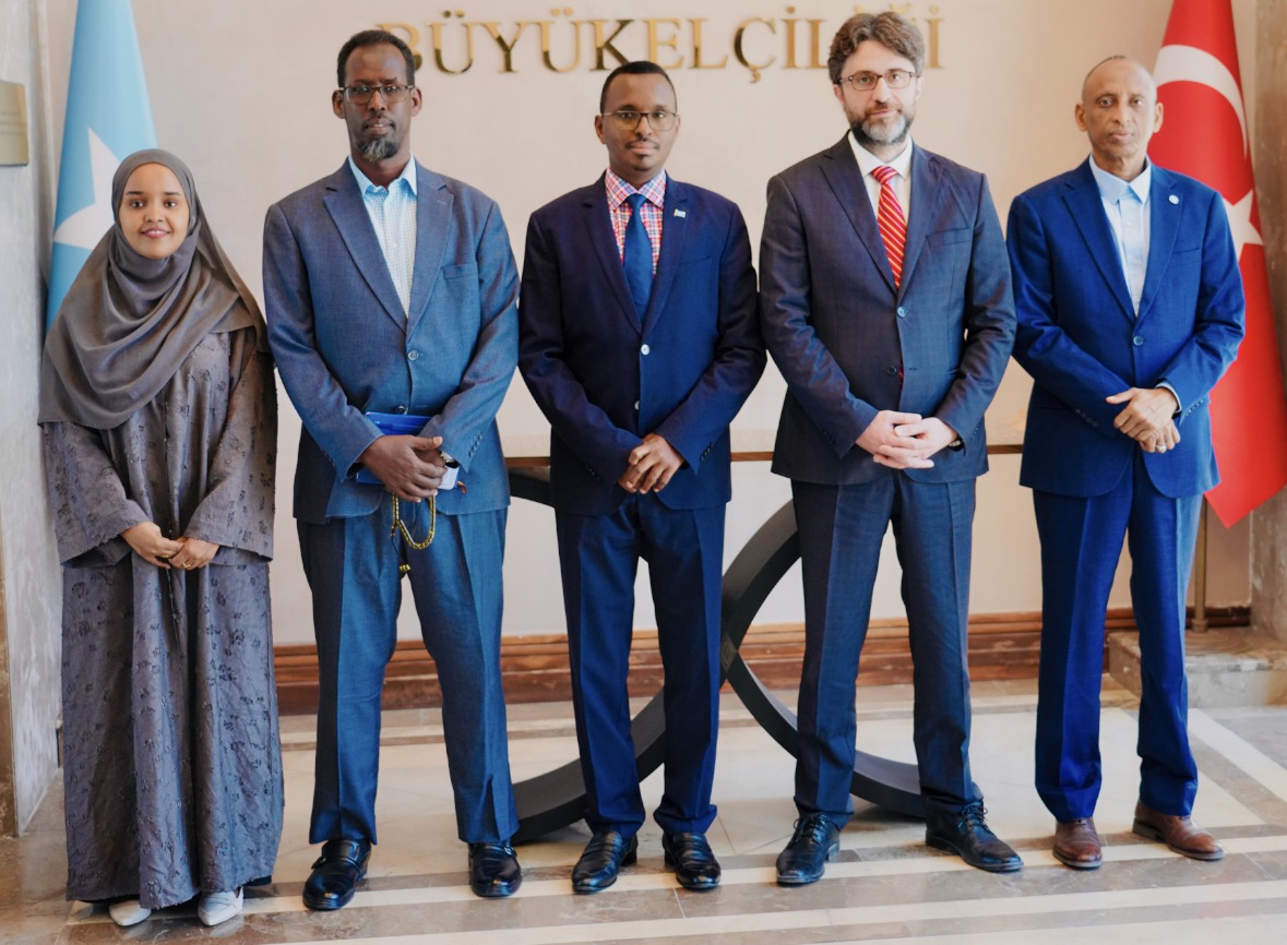 oagsomalia's tweet photo. Auditor General @AIGutale met H.E. Amb. Alper Aktaş to advance the July 2025 MoU with the Turkish Court of Accounts. The partnership strengthens audit capacity and supports accountability, with continued support from TİKA and the Embassy of Türkiye. https://t.co/Urbe36Hpbb