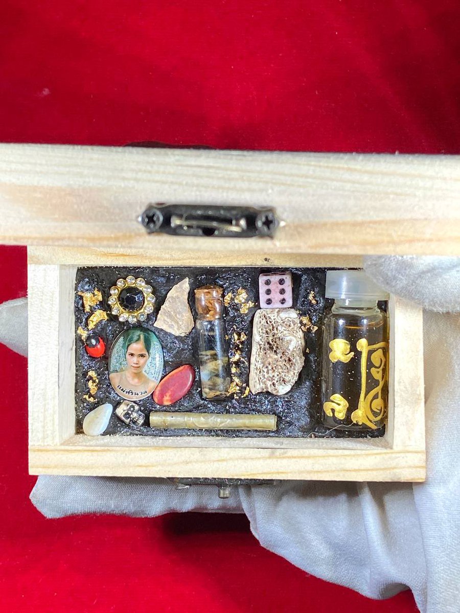 shythaiamulets's tweet photo. 绝艳阴缘・瓷面女灵希丽暖 许愿盒

由泰国重法师��� — 阿赞BIG 亲手打造，
4位高阶阿赞师傅联袂。
于焚尸炉旁通灵加持完成，全程摄魂震魄。

她名为 Srinuan 希丽暖，37岁
怀孕期间被丈夫遗弃
正要外出买孩子衣服，不幸死于车祸，
一尸两命，怨念惊人、灵力极强
瓷面晶亮，灵体温顺但强势，
是极少数愿力与法力并存的女灵！

———

七大逆天功效｜不是传说，而是疯传：

1.  极速成愿：愿望说出，短期内强效应验
2.  感情和合：就算两人缘尽，她也能拉回来！
3.  打击第三者：拆散狐狸精、情敌退散
4.  敛财助横财：赌桌翻身、意外之财频爆
5.  旺桃花招姻缘：想让谁迷你？她能！
6.  人缘转运：人见人爱、说服力爆表
7.  锁心术辅助：短时间内让对方念念不忘、情欲翻腾

———

供奉说明：每日供3支香
灵力稳定，若梦中现身代表她愿与你连结，
属于正常现象，请勿惊慌。

此灵牌为限量品，一出即空。
高频率反馈不断，是近期最火爆的阴缘灵牌之一！

真爱难求？财路不通？对方冷漠？
别等事态恶化，希丽暖姐姐现在就能为你翻盘！