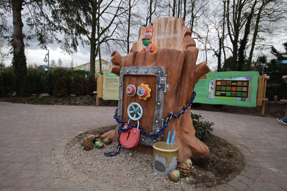 jeroen_twee's tweet photo. De ontbrekende boomkluis is geplaatst op het Spaarplein. Het is geen pinautomaat (en ik denk ook niet dat dat nodig zou zijn). #Tovertuin https://t.co/8avigDQEch