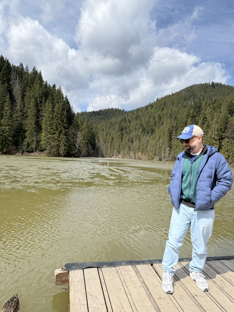 ViajeMapache's tweet photo. El lago LACU ROȘU se llama en húngaro Gyilkos-tó (“lago de la muerte”) porque nació tras un deslizamiento en 1837 que arrasó unn valle entero🌲💀
Hoy, los troncos siguen emergiendo del agua como recuerdo de ese paisaje “asesinado”. https://t.co/pEvQmbrf9z