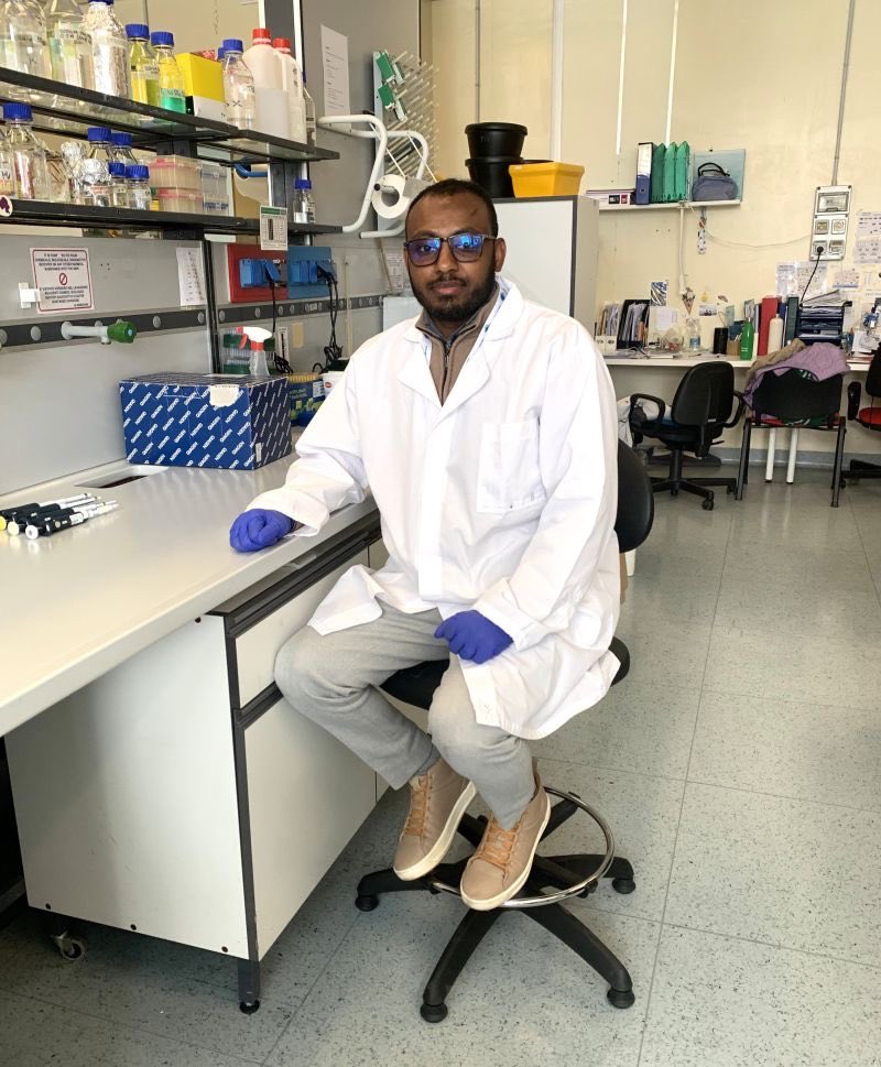 ICGEB's tweet image. Keyru Tukki, ICGEB fellow from Ethiopia, Bio and Emerging Technology Inst.  @alemarcelab he works on developing sequencing protocols &amp;amp; rapid detection approaches (RT-LAMP) for emerging viral diseases, focusing on Oropouche virus.
#capacitybuilding #diagnostics #sequencing