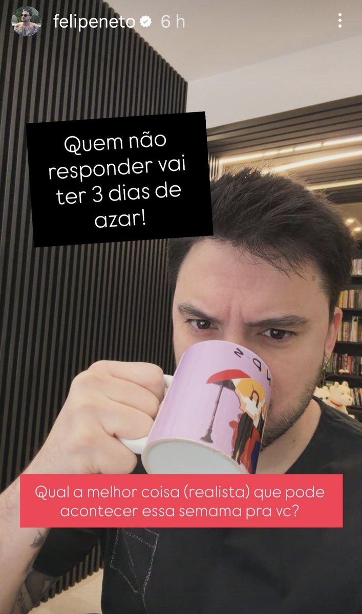 Felipe usando a caneca que eu dei, não sei se ria ou se surtava