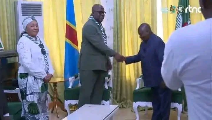 OlivierDomyBey1's tweet photo. Et dieu Kimbangu s’inclinant  pieds nus devant un humain !!!
Cherchons l'argent et le pouvoir🤦‍♀️😃
@judaRdc https://t.co/TSJh0avspu