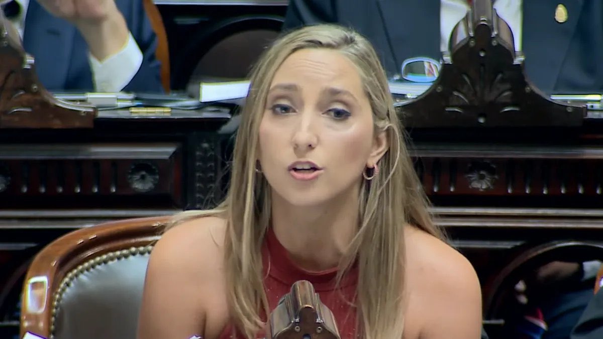 peladodelatv's tweet photo. Fernandez Sagasti
Abril 2018
Origen $ 2984000
Cotizacion Dólar  20.6
USS 61.500
Tasa uva + 3
Hoy adeuda $ 114.000.000
Esto sale del BCRA

Julia Strada Rodriguez 
Adquisición de 2da vivienda 
Marzo 2026
Origen $ 216.000.000
Tipo de cambio 1400
USS 154.000
TASA UVA + 7
Madre salio de codeudora