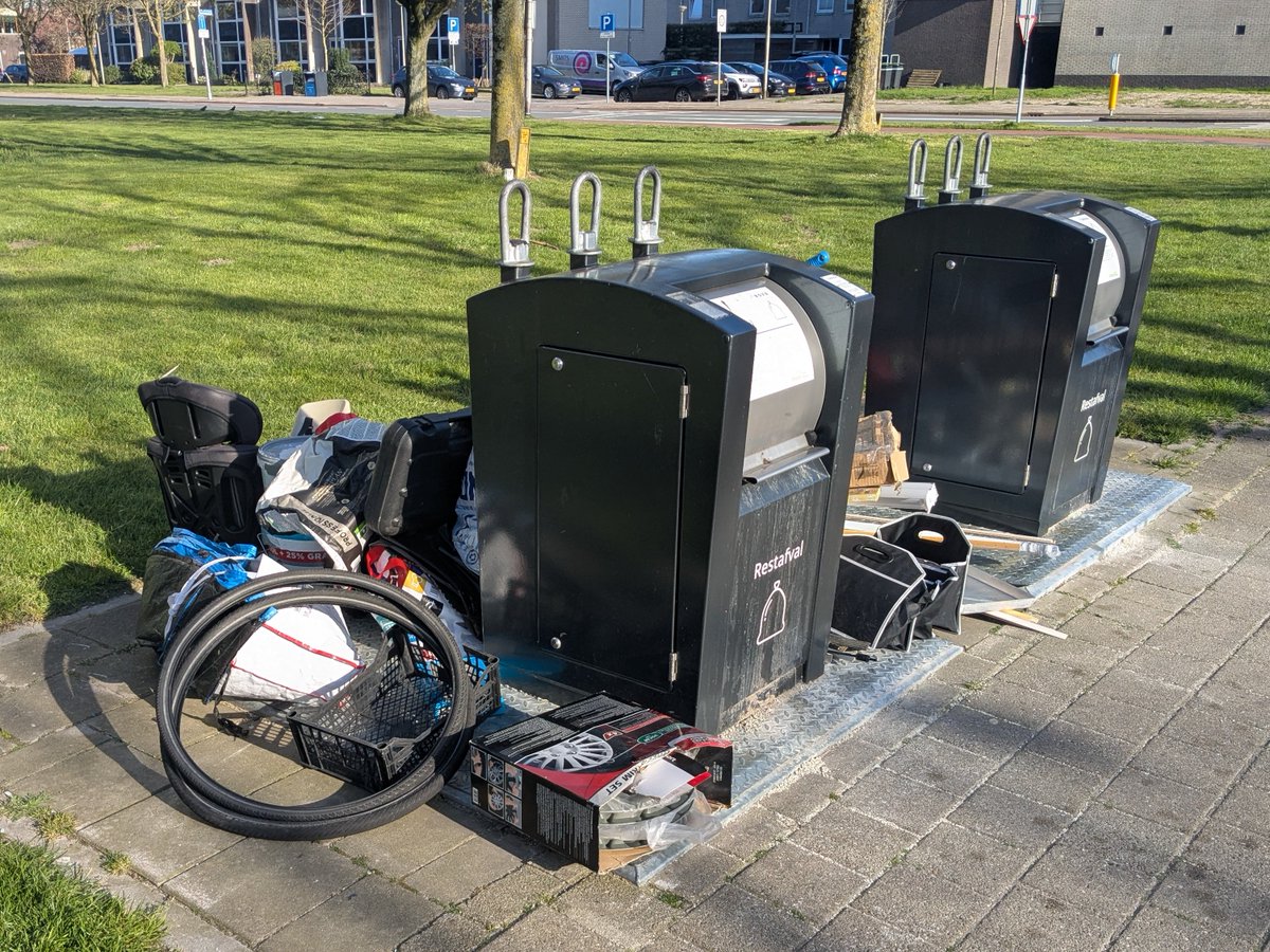 Binnenstad_org's tweet photo. #Schothorst #Amersfoort
2 dagen verder.
Nieuwe dag, nieuwe zooi.
(Gelukkig ruimt de gemeente meerdere keren per week)
Daar kan wel een AZC bij. https://t.co/93HJvgZZSc