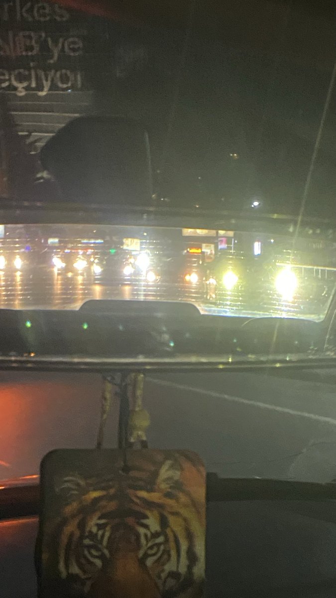 safaalabass's tweet photo. Arkadaşlar 34 MJB 973 plakalı Toyota Yaris’in sahibine ulaşabilir miyiz? Ön farları inanılmaz  derecede rahatsız edici. Önüne geçtim ve sağa çekmek zorunda kaldım ki beni geçsin ve yoluma bakayım #istanbul #trafik https://t.co/TnuVMX5BZF