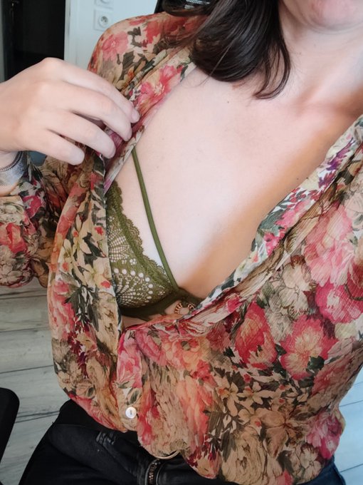 Sweet Candy - J’ouvre mon chemisier… et quelque chose apparaît juste en dessous 👀 Je m’arrête là… ou je continue ? 😏🔥 #Teasing #Lingerie #OnlyFans #Sensualité @OrgasmicGroup @FrancaisesSexy @SpicyGirlsNSFW @nofacemodele @Body_Art_be_fr @lafrancecoquine https://t.co/KHdq6krokt