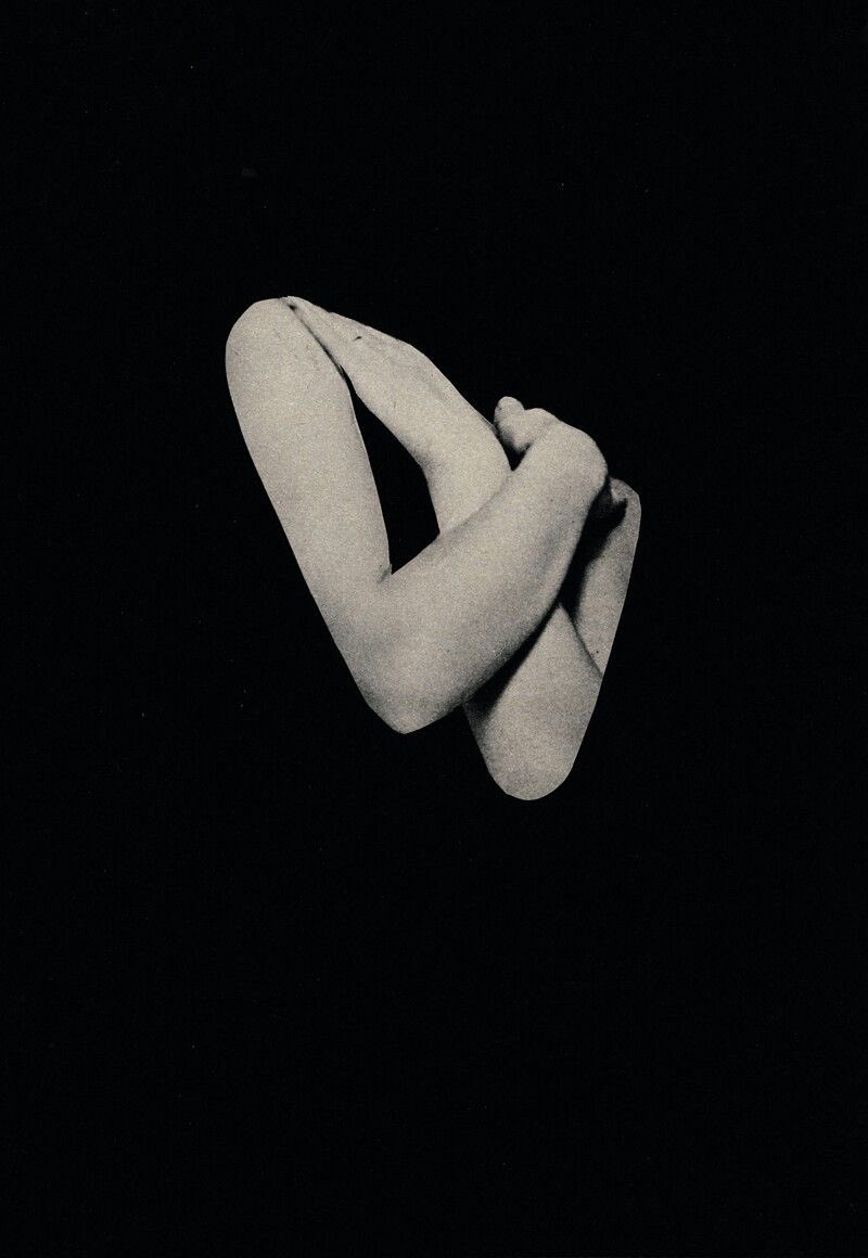 whisperingpoems's tweet image. #vss365 

#arms know
the feel of a child
a goodbye sad

raise themselves
in a prayer
or a protest

become a bridge
between hesitation
and acceptance

arms, they
search for a shape
called home
🖤
#ωнιѕρєяѕ