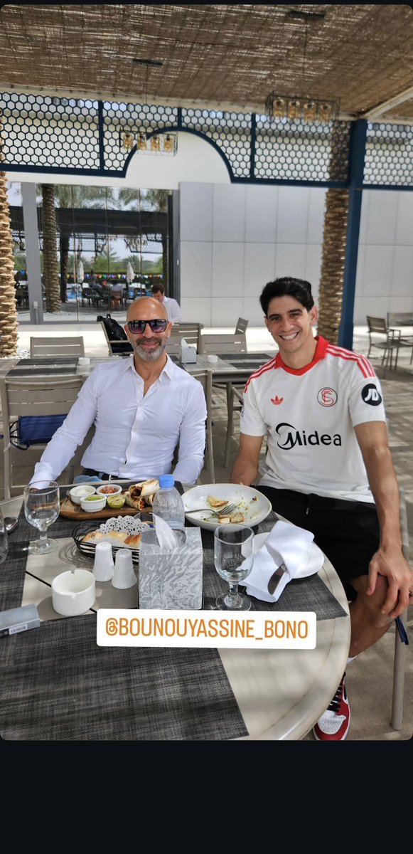 De las pocas fotos que me puede transmitir una sonrisa ahora mismo. 

Don Yassine Bono.