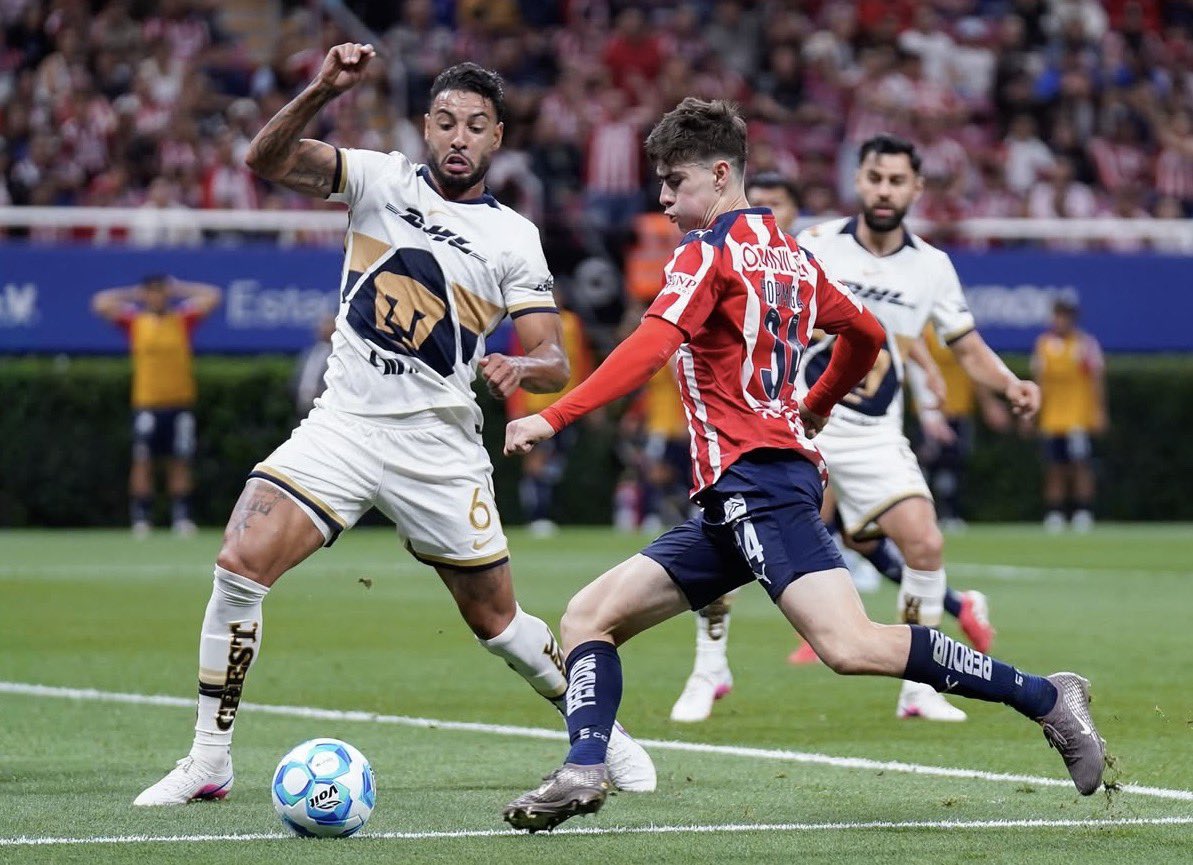 CAM_PICKS's tweet photo. Si Pumas supiera cerrar partidos… 👀

Tenían el partido 2-0 y tuvieron mínimo dos clarísimas para matar el juego…

Chivas llegó, insistió, y se topó con Keylor Navas en modo héroe. 🧤 Y cuando ya no quedaba nada… aparece un penal MUY dudoso para el 2-2.

De esos que cambian narrativas y probablemente temporadas.

No fue suerte, fue Pumas dejando vivir… y el futbol haciendo lo suyo al final. Con algunas “ayuditas” para rescatar ese puntito.

Este empate va a dar de qué hablar toda la semana.

#ligamx #ChivasPumas