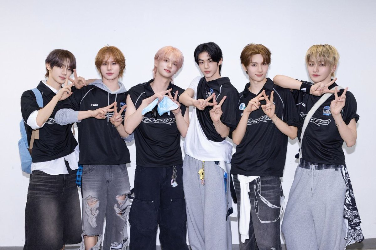 hanjihoozn's tweet photo. Our first fan meeting ended well today, and it felt like a spring day filled with youth, spent together with 42. https://t.co/mWGGuTMKiZ