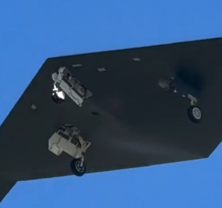 ReinaldoDMM's tweet image. 🇺🇸 RQ-180

Las imágenes son suficientemente buenas para poder apreciar las "ventanas" para los sensores. 👉🏻⭕ 
#RQ180 #USAF