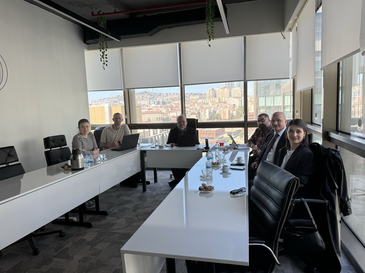 gosider_org_tr's tweet photo. GÖŞİDER olarak, gözetim sektörü ile bağlantılı paydaş kuruluşlar arasında sürdürülebilir iş birliği ve kurumsal etkileşimi geliştirmeye yönelik temaslarımızı kararlılıkla sürdürmekteyiz.

Bu kapsamda, YİSAD-Yassı Çelik İhracat ve Sanayicileri Derneği  Koordinatörü Sn. Sedat Rıfat Doyum  ve Koordinatör Yardımcısı Sn. Başak Doyum ’u dernek merkezimizde ağırlamaktan memnuniyet duyduk.

Gerçekleştirilen görüşmede; gözetim kuruluşları ve yassı çelik sektörleri arasındaki mevcut etkileşim alanları, sektörel ihtiyaçlar ve potansiyel iş birliği fırsatları çok boyutlu bir perspektifte ele alınmıştır.

Toplantıya derneğimiz adına Yönetim Kurulu Başkanımız Bahadir B. Arig -Chairman of the Board / YKB ile birlikte Başkan Yardımcılarımız Murat Ulucan ve MERT KUZPINAR iştirak etmiş olup, görüşmelerde sektörler arası koordinasyonun geliştirilmesine yönelik yapıcı değerlendirmelerde bulunulmuştur.

Sayın Sedat Rıfat Doyum’un uzun yıllara dayanan sivil toplum tecrübesi ve YİSAD-Yassı Çelik İhracat ve Sanayicileri Derneği bünyesinde edinilmiş kurumsal birikimlerinin paylaşılması, derneğimiz açısından son derece değerli bir kazanım olmuştur.

GÖŞİDER olarak; sektörler arası diyalog mekanizmalarının güçlendirilmesinin, ulusal kalite altyapısının gelişimi ve dış ticaret süreçlerinin etkinliği açısından kritik önemde olduğuna inanıyoruz.

Bu doğrultuda, ilgili paydaşlarla kurumsal iş birliklerini artırmaya ve ortak çalışma alanları oluşturmaya yönelik girişimlerimizi sürdüreceğimizi ifade eder, nazik ziyaretleri ve kıymetli katkıları için kendilerine teşekkür ederiz.

#GÖŞİDER
#YİSAD
#Inspection
#Gözetim
#SteelIndustry
#FlatSteel
#SectoralCooperation
#STK
#Industry
#Collaboration
#QualityInfrastructure
#SupplyChain