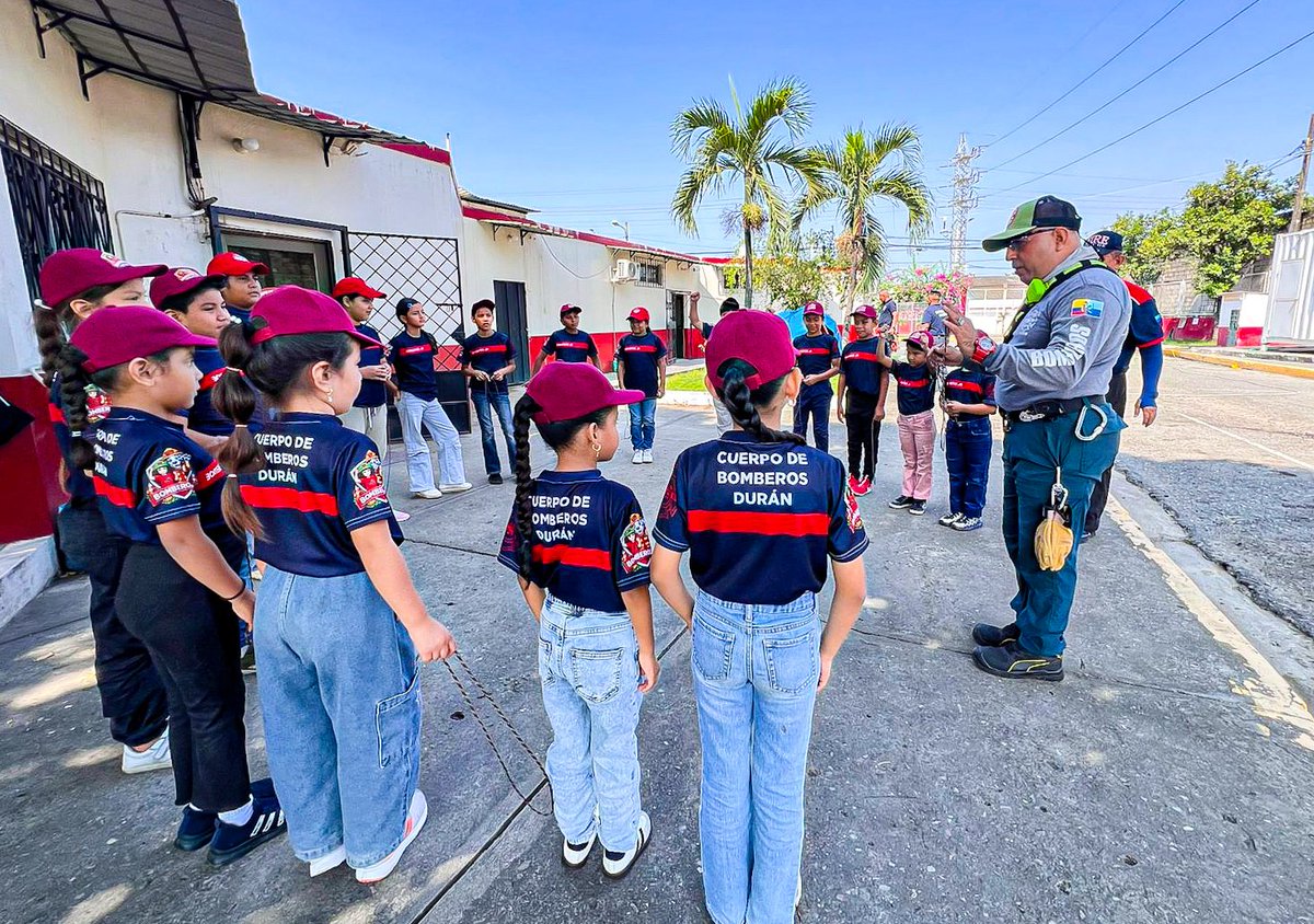 BomberosDuran's tweet photo. 👨‍🚒En su 5to dia Bomberos Junior  los pequeños realizaron nudos con cuerdas y aprendieron sobre técnicas de rescate vertical. Nuestros pequeños héroes siguen sumando experiencias bomberiles. 👨‍🚒 #bomberojrduran #durán #niños #vacacional https://t.co/Y5DiooydFn
