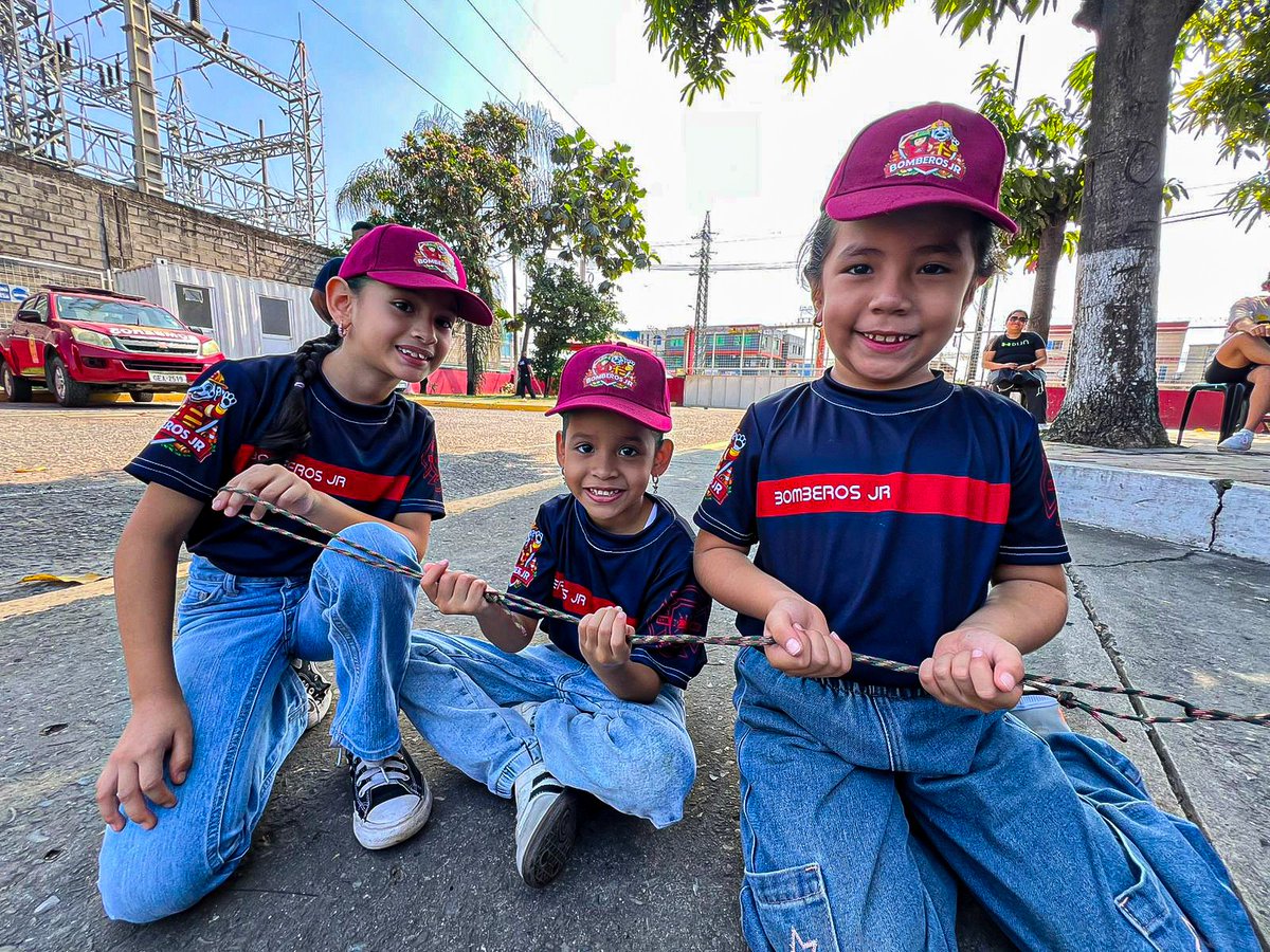 BomberosDuran's tweet photo. 👨‍🚒En su 5to dia Bomberos Junior  los pequeños realizaron nudos con cuerdas y aprendieron sobre técnicas de rescate vertical. Nuestros pequeños héroes siguen sumando experiencias bomberiles. 👨‍🚒 #bomberojrduran #durán #niños #vacacional https://t.co/Y5DiooydFn