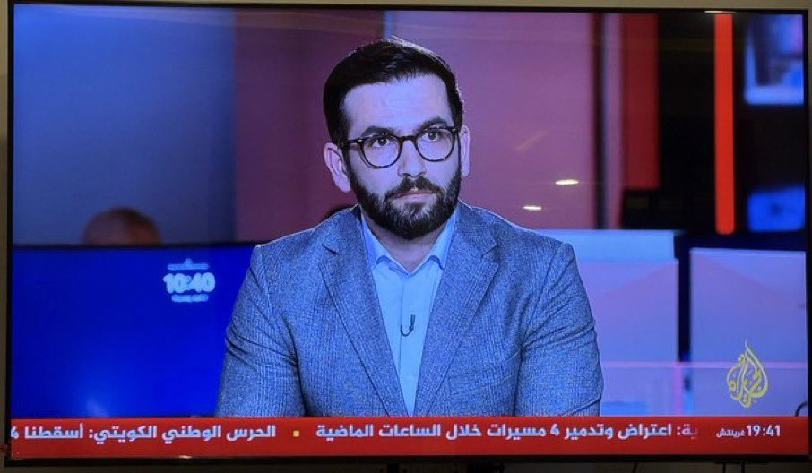 iamiLaythDad's tweet photo. كلام المحلل الإيراني حسن أحمديان في حلقة الجزيرة أمس أن (العراق لم يكن يجرؤ على مهاجمة إيران في زمن الشاه لأن إيران كانت حليفة لأميركا وعندما أتى الخميني وانفك التحالف مع أميركا قام العراق بمهاجمة إيران) هو هراء وكذب وتهريج محض (بالعراقي: كلاوات).

١- العراق لم يهاجم إيران لأن الشاه (رغم حقده وعداوته) كان يمكن التفاوض والعمل معه للتوصل إلى اتفاق، وإلا فإن العراق قام في ١٩٩٠ بمهاجمة الكويت رغم أنها حليفة لأميركا (وهذا دليل أن مجرد تحالفك مع أميركا لن يمنع العراق عنك، أياً تكن).

٢- العراق لم يهاجم إيران بعد وصول الخميني، بل قام الرئيس البكر آنذاك بإرسال رسالة تهنئة للخميني بانتصار الثورة (لم نكن نعرف نواياه)، ورد الخميني على رسالة الرئيس البكر بـ "السلام على من اتبع الهدى" وهي عبارة تُقال للكفار، ومنها عرفنا النوايا. كما أن الخميني نفسه كان يقيم في العراق بزمن الشاه (لم يكن لدى العراق عداء معه أو نوايا ضده قبل أن يفعل ما فعل).

٣- إيران قامت بشن مئات الهجمات والتجاوزات والتعديات (الموثقة) على العراق قبل اندلاع الحرب، لدرجة أنه تم إسقاط طائرة مقاتلة إيرانية F5 فوق سماء بغداد قبل الحرب (إبحثوا عن القصة)، كما قام الخميني (وهذا هو أقذر ما فعله) بأدلجة وتعبأة وتحريض وتحريك الشيعة في العراق ضد وطنهم ودولتهم وجيشهم  وطلب منهم أن (يثوروا على يزيد، يعني صدام)، بالإضافة لقيامه بدعم الأكراد ضد العراق بنفس الوقت (سيطروا على شمال العراق لصالح إيران).

٤- حاول العراق قبل الحرب كثيراً وأثناء الحرب كثيراً أن يقنع الخميني بمنع تصعيد الأمور والاتجاه للحوار والتفاوض والسلام، ولكن بدون فائدة. هو مُصر على السيطرة على العراق وهدفه واضح وهو يجاهر فيه (تصدير الثورة).

٥- التعاون الإيراني مع أميركا وإسرائيل استمر ولم ينقطع (كان ما يجمعهم أنهم ضد العراق)، وأبرز محطات هذا التعاون هي صفقة إيران-كونترا، كما قامت إسرائيل باستغلال الحرب وتنفيذ عدة هجمات على العراق خلال الحرب، من ضمنها ضرب المشروع النووي العراقي (مفاعل تموز)، بينما لم توجه أي ضربة لإيران.