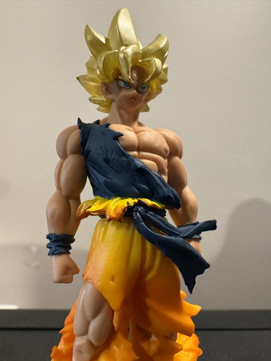 ChickenCocotte's tweet photo. À la veille de tes 44 ans, tu emmènes la famille dans un pop-up store de Gashapon Bandai et tu obtiens first try le meilleur Sangoku ever. Comme un cadeau. https://t.co/k2EnuAqZF7
