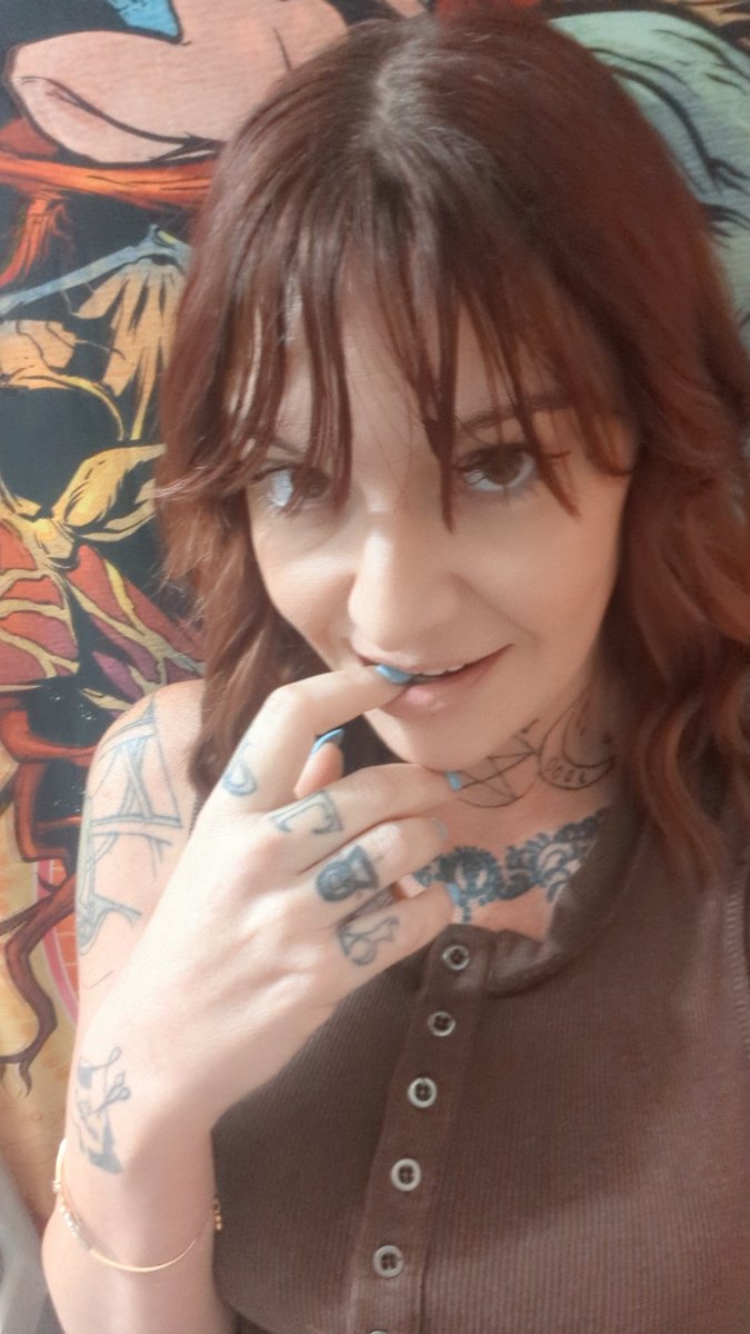 XxSkinderellxX's tweet image. Here's some #Monday motivation. It's okay to lose your mind. That thing was talking too much anyways 😜💋👅
#Tongue #Lips #kiss