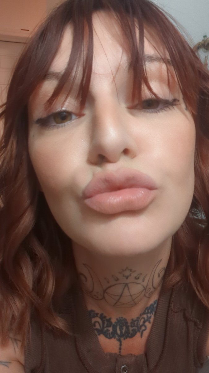 XxSkinderellxX's tweet image. Here's some #Monday motivation. It's okay to lose your mind. That thing was talking too much anyways 😜💋👅
#Tongue #Lips #kiss