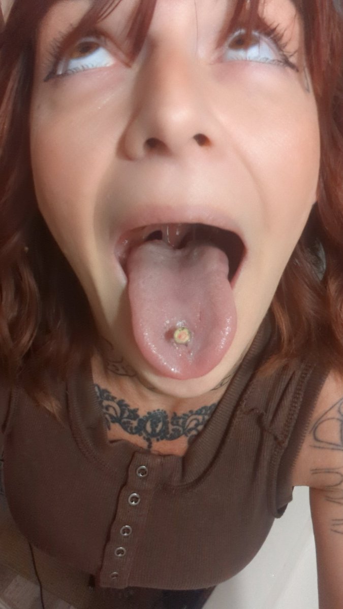 XxSkinderellxX's tweet image. Here's some #Monday motivation. It's okay to lose your mind. That thing was talking too much anyways 😜💋👅
#Tongue #Lips #kiss