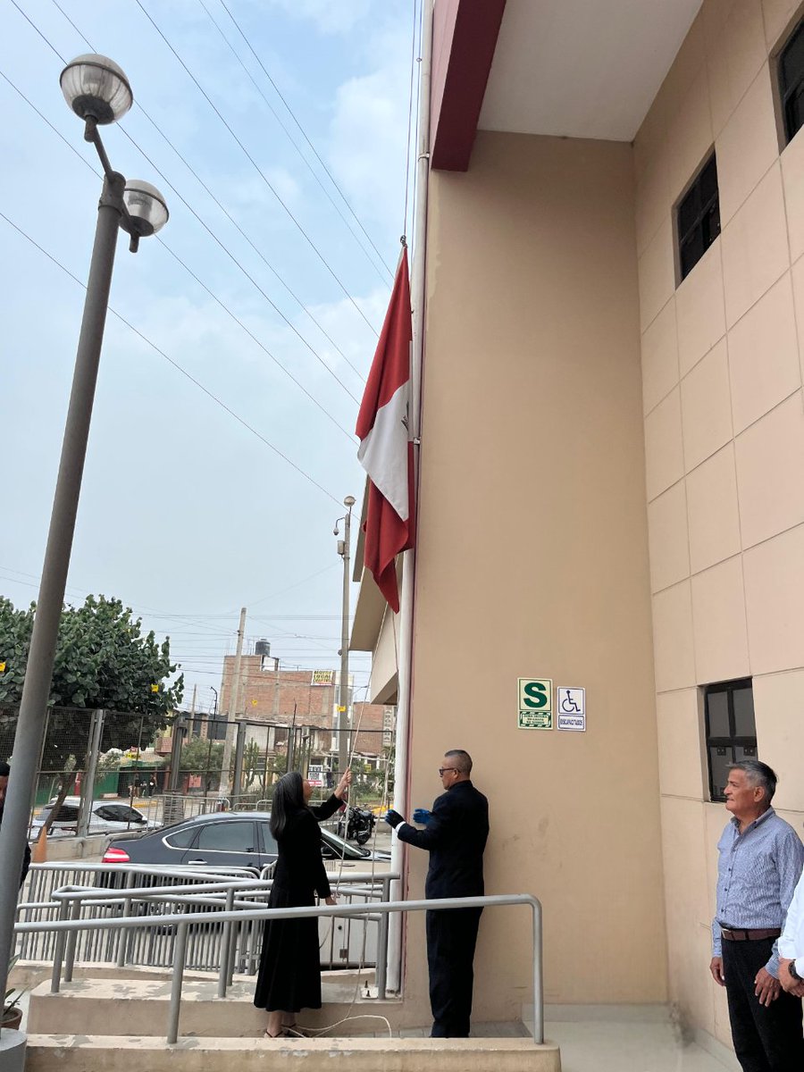 CS_JusticiaPV's tweet photo. #NotaInformativa | 🇵🇪 Presidenta Ana Vásquez Bustamante, jueces, juezas y personal de la sede CISAJ participaron esta mañana en ceremonia de izamiento del Pabellón Nacional. Un acto que fortalece nuestro compromiso con los valores cívicos y el servicio a la ciudadanía. https://t.co/jvKyVaEmnV
