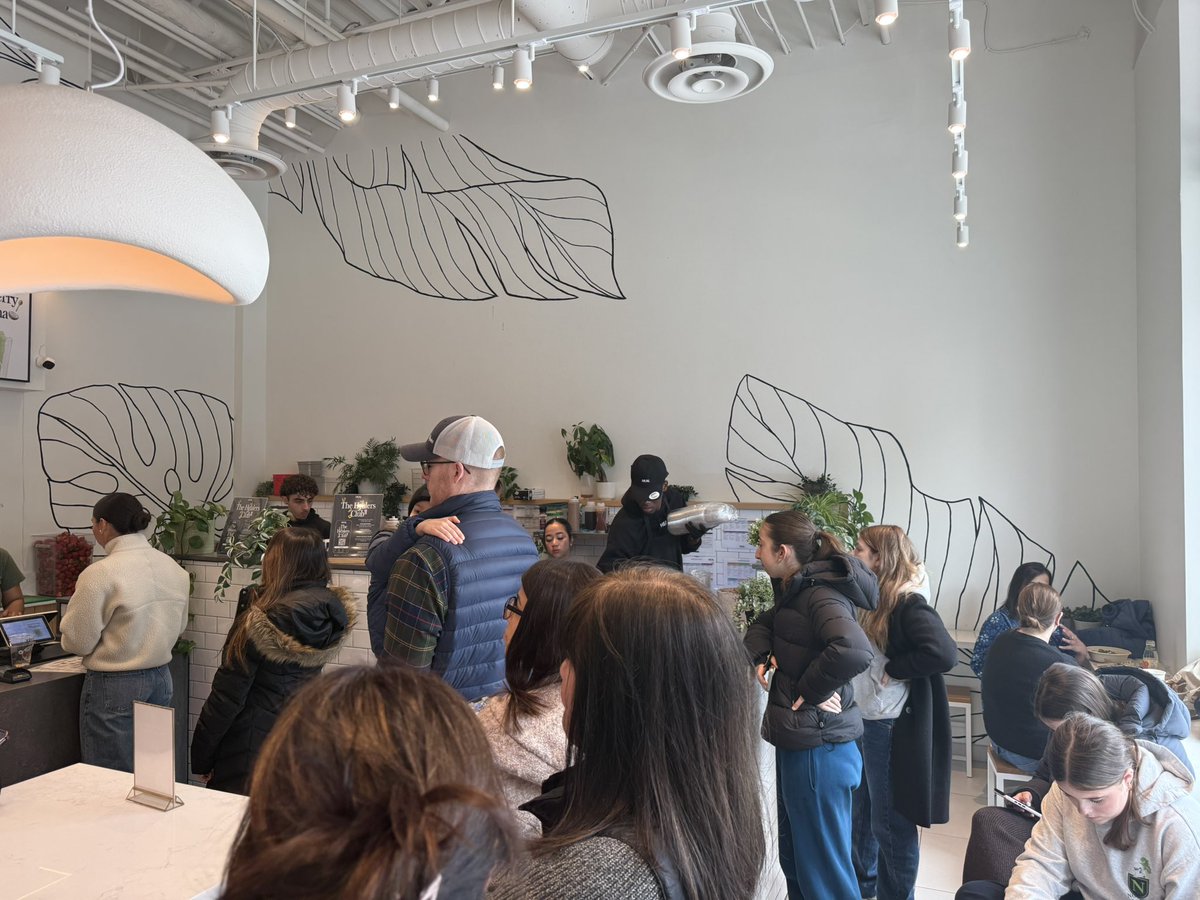 shawnmoniz's tweet image. Every #Heal location nationwide in full effect for #NationalAcaiDay.  Full house at   @shopsdonmills …And summer  is just around the corner!

@itshealwellness #QSR #health #wellness #investing #franchise $HBFG $HBFGF @happybellyfg #Acai