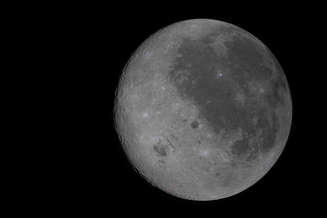noticias4vision's tweet photo. #N4V | ¡Qué hermoso! 

😍Una nueva fotografía muestra la cara visible de la Luna a la derecha —la que observamos desde la Tierra, identificable por sus manchas oscuras— y su cara oculta a la izquierda. 🌕

La tripulación de Artemis II se convierte en la primera en observar directamente la cara oculta con ojos humanos, lo que marca un hito en la exploración espacial.

📸: NASA. #Internacionales