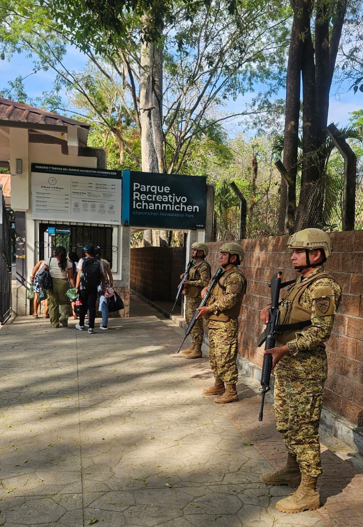 FUERZARMADASV's tweet photo. Junto a la @PNCSV, mantenemos presencia en distintos centros turísticos del país, atentos para responder ante cualquier situación.

#PlanControlTerritorial https://t.co/cVMrO8eknY