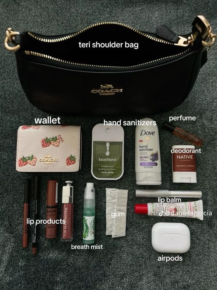 Avazoey_'s tweet photo. What’s in my bag !! https://t.co/VOjHjm6AIK