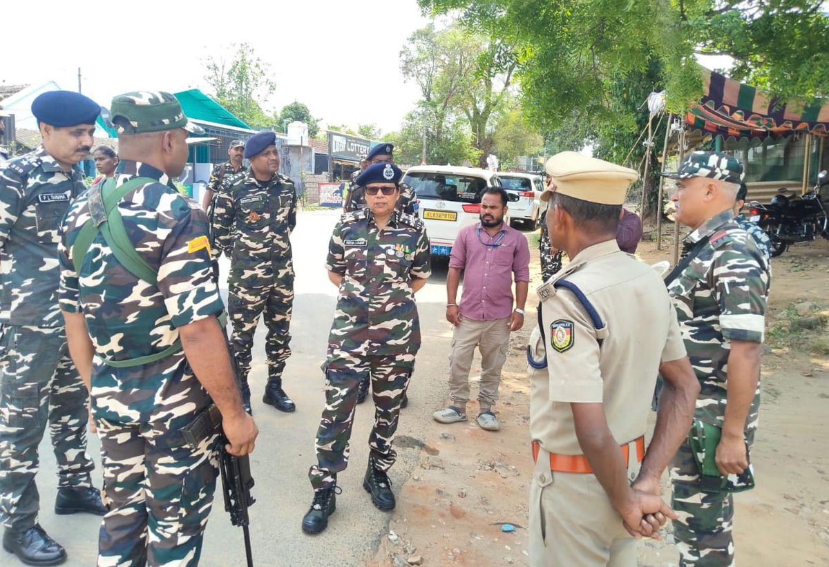 SSB_INDIA's tweet image. Smt. Rekha Lohani, #ADGSSB, reviewed election preparedness in #Kerala during her visit to #Palakkad district.

She interacted with #SSB #Jawans and boosted their morale and urged them to discharge their duties with dedication &amp;amp; ensure free, fair and peaceful elections.

She also