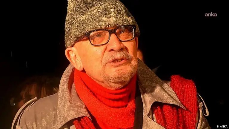 ondefaokudum's tweet photo. Alev Alatlı ile “Aydın Üzerine Tezler” kitabını tartıştığı programda Alatlı şöyle der;
“Sizinki eleştiri değil, sizin elinizde bir balta var.”
Yalçın Küçük şöyle yanıt verir;
“O baltayı babam vermedi bana, ben kazandım, ben yaptım, ben bileyledim.” 
Baltamızı nasıl bileyleyeceğimizi ondan öğrendik. İyi ki bu topraklarda doğdun ve iyi ki bizim için ürettin hocam.