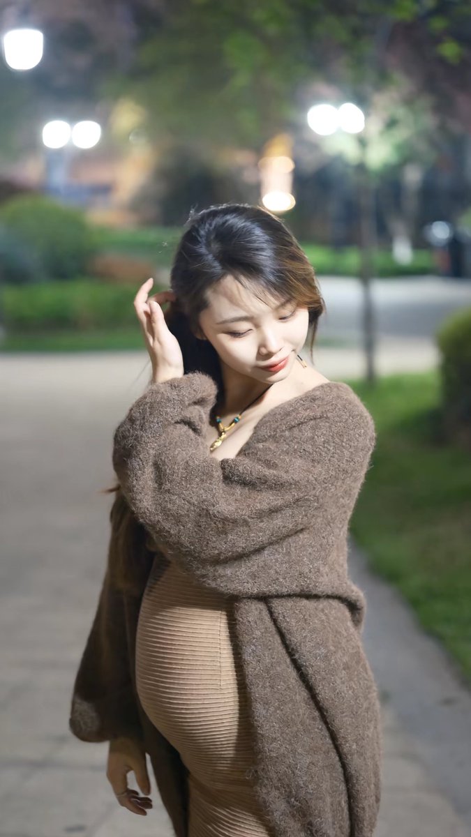 0Wang018's tweet photo. 菏泽小孕妇，户外 https://t.co/t7MyvJf4b7