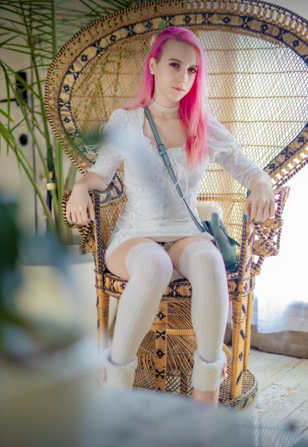 Lrcosplayx's tweet photo. What are you staring at? 👀 https://t.co/XWYM3eTUEg