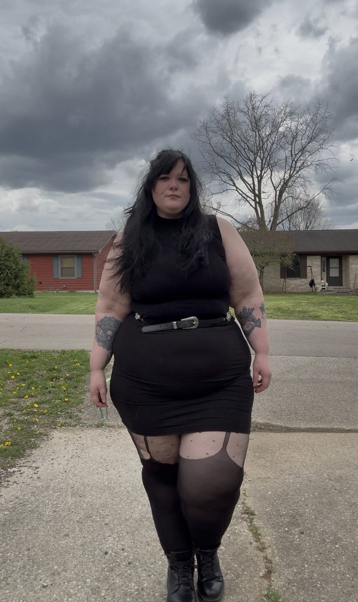 creepsineden's tweet photo. Fat girls are hot 🖤🦇 https://t.co/FduLlAh72i
