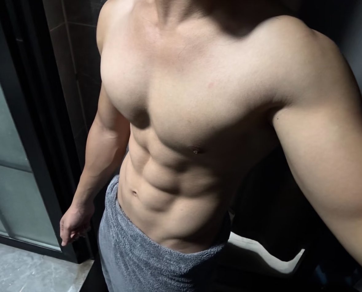 Kgood90210's tweet photo. 每日一练（1/1）
#健身 #肌肉 #腹肌 #薄肌 #男妈妈 #男大 #反差 #自拍 #胸肌 #野爹 https://t.co/S1G4G0A4tx