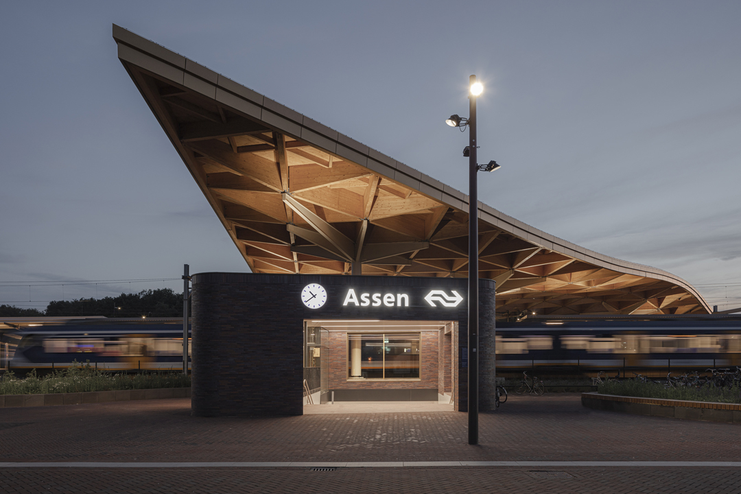 UnthinkableBld's tweet photo. Assen Station by Powerhouse Company is redefined by a striking triangular timber roof that appears to float above the station, unifying its volumes.
@Architizer 
#AssenStation #PowerhouseCompany #Architecture #TimberDesign https://t.co/6yZLUxkDin
