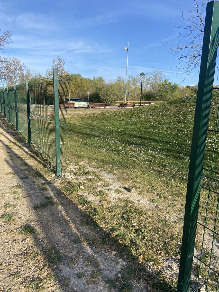 luisminin's tweet photo. Por segunda vez en menos de un año el parque canino de Santos-Pilarica sufre de vandalismo @AyuntamientoVLL @PoliciaVALL https://t.co/cyCakaW0J4
