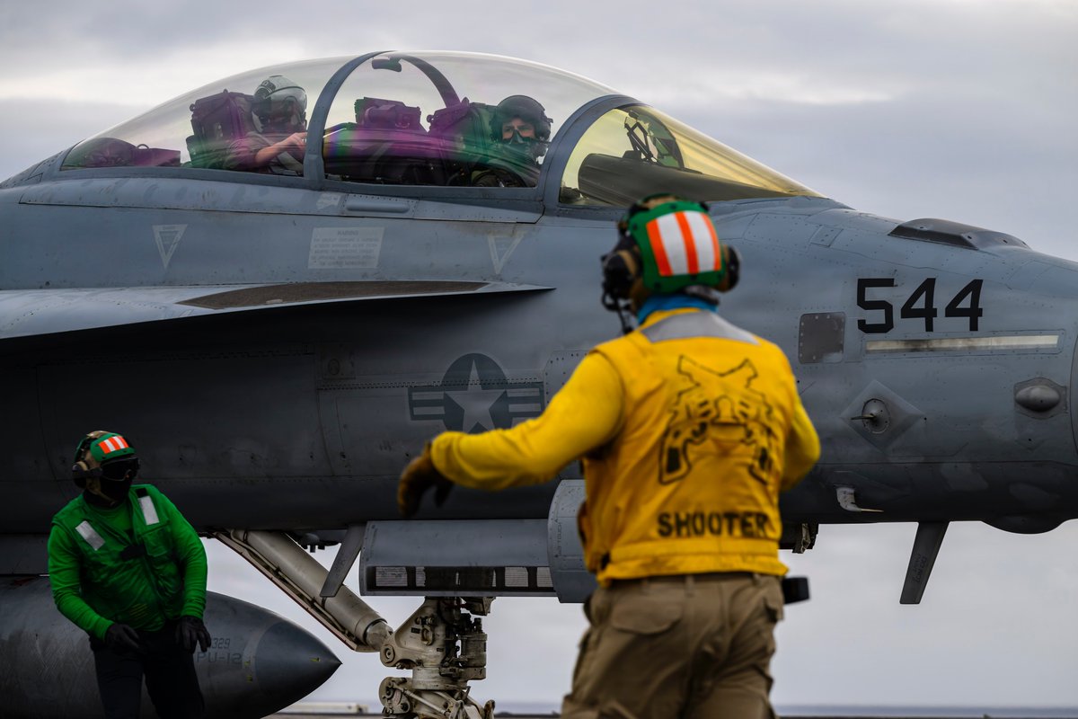USPacificFleet's tweet image. Capt. William Mathis, CO of USS Theodore Roosevelt (CVN 71), leads from the front during flight ops in the Pacific. 🌊 

Training for lethality, ready for the mission.

📍 Pacific Ocean
📸 MC2 Ryan Holloway

#USNavy #PacificFleet #Readiness #FlyNavy