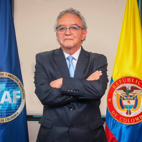 Imagínense por un solo momento que la Dirección de inteligencia de este país , está en manos de este personaje 
Jorge Lemus quien dice “fue una ligereza de mi parte decir q estimo a Papá Pitufo”