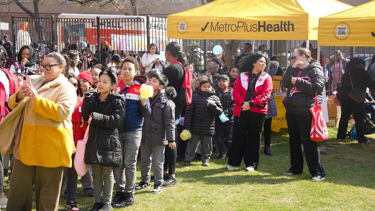 NYCHealthSystem's tweet image. #EasterSunday may have been yesterday, but our NYC Health + Hospitals facilities hosted celebratory #Easter egg hunts for kids. Pictured here are children in #TheBronx with the Easter Bunny and baskets at NYC Health + Hospitals/Lincoln.

on.nyc.gov/3TyHXDn
