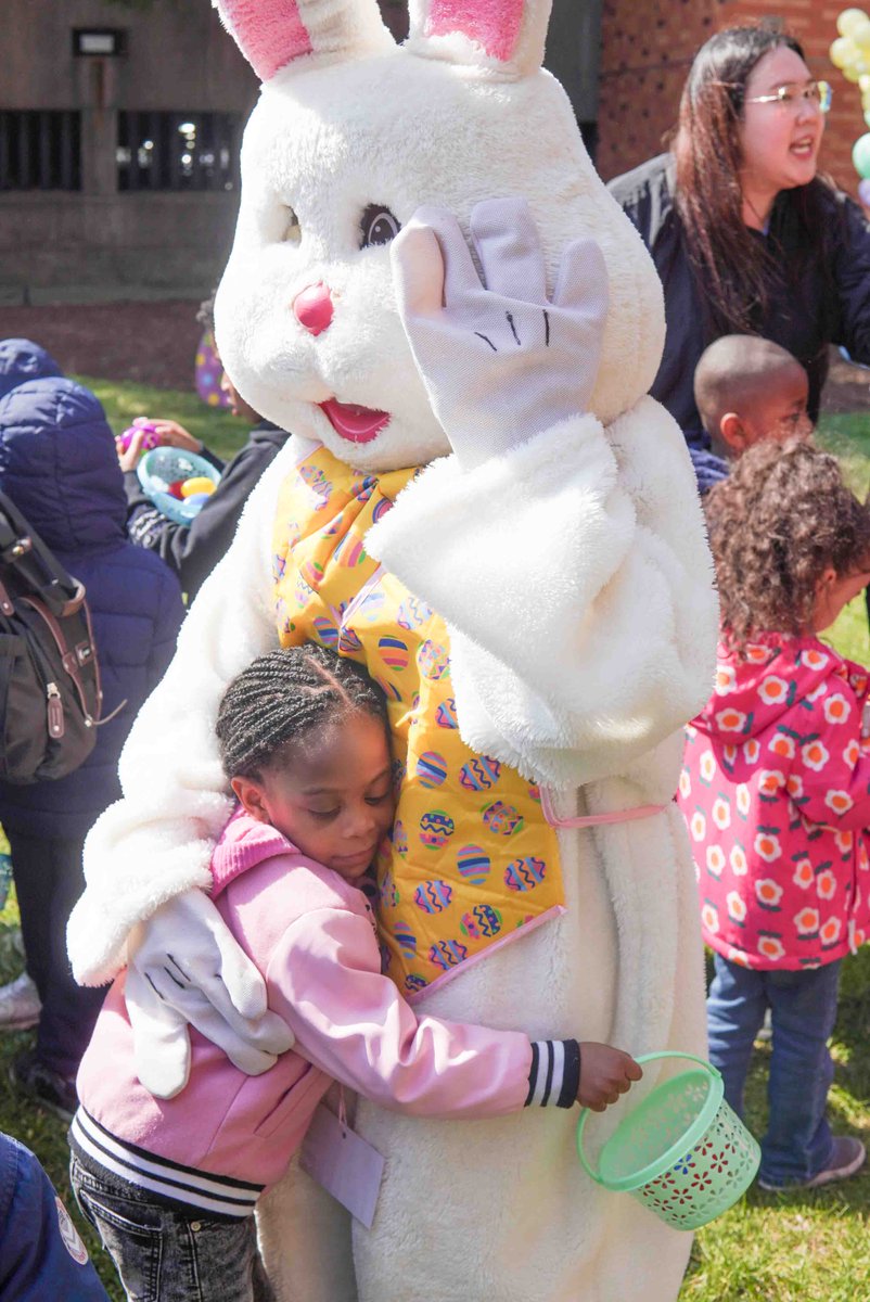 NYCHealthSystem's tweet image. #EasterSunday may have been yesterday, but our NYC Health + Hospitals facilities hosted celebratory #Easter egg hunts for kids. Pictured here are children in #TheBronx with the Easter Bunny and baskets at NYC Health + Hospitals/Lincoln.

on.nyc.gov/3TyHXDn