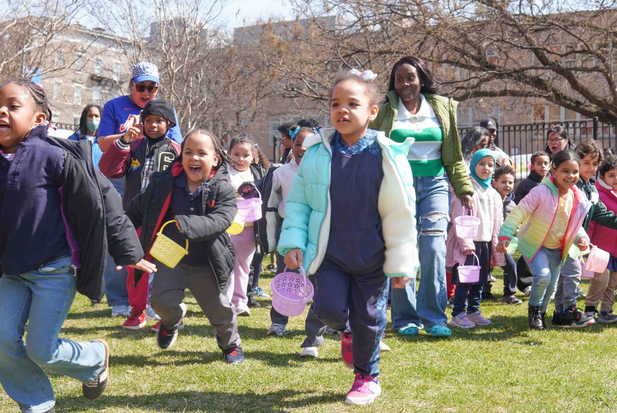 NYCHealthSystem's tweet image. #EasterSunday may have been yesterday, but our NYC Health + Hospitals facilities hosted celebratory #Easter egg hunts for kids. Pictured here are children in #TheBronx with the Easter Bunny and baskets at NYC Health + Hospitals/Lincoln.

on.nyc.gov/3TyHXDn