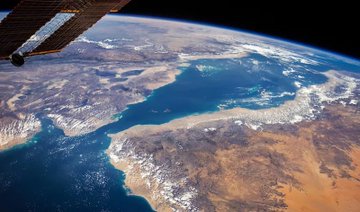 إلى الإخوة اليمنيين

إن الحرب الجارية اليوم تمثل فرصة حقيقية لتحقيق عائدات قد لا تقل عن 10 مليارات دولار سنوياً وذلك عبر فرض رسوم عبور على السفن المارة عبر مضيق باب المندب
فهذا المضيق يشهد مرور أكثر من 20 ألف سفينة سنوياً في أوقات السلم
إنها فرصة قائمة، تستحق أن تُدرك وتُستثمر