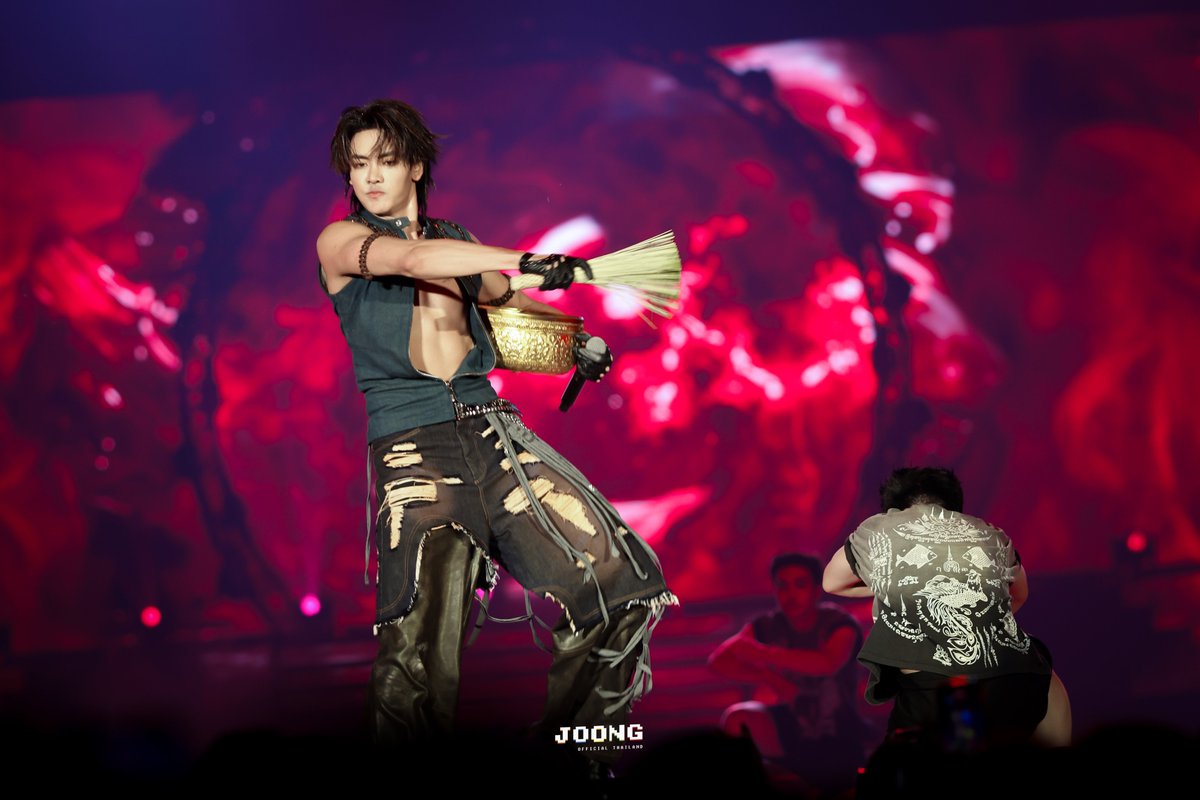 JoongOfficialTH's tweet photo. ถือขันน้ำมนต์แล้วทรงพลัง

EYES ON JOONGDUNK FANCON

@ChenRcj #จุงอาเชน #JoongArchen 
#JoongDunkFanconD2 https://t.co/Hjov3b4ZTm