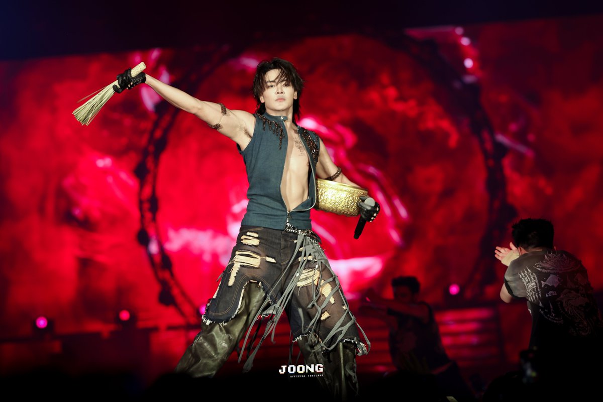 JoongOfficialTH's tweet photo. ถือขันน้ำมนต์แล้วทรงพลัง

EYES ON JOONGDUNK FANCON

@ChenRcj #จุงอาเชน #JoongArchen 
#JoongDunkFanconD2 https://t.co/Hjov3b4ZTm