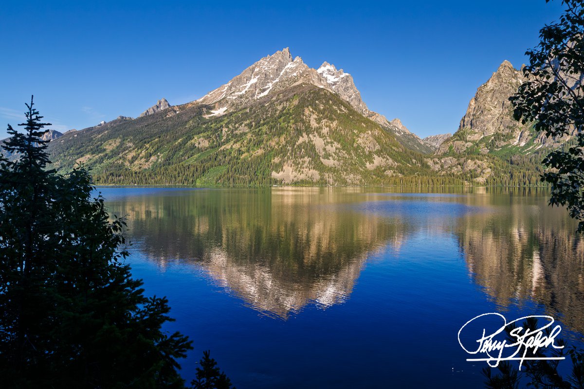 perryralph's tweet image. Photo Challenge:  Share a Blue Sky Photo #BlueSky

"Cathedral Group Reflection in Jenny Lake"

The #CathedralGroup—Grand Teton, Mt Owen, and Teewinot—mirrored in calm water of Jenny Lake. Natural framing from the evergreens. #GrandTetonNationalPark #Reflection #JennyLake