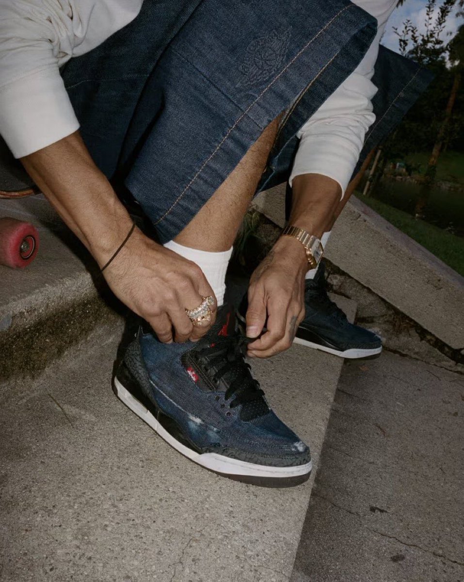 SNKR_TWITR tweet media