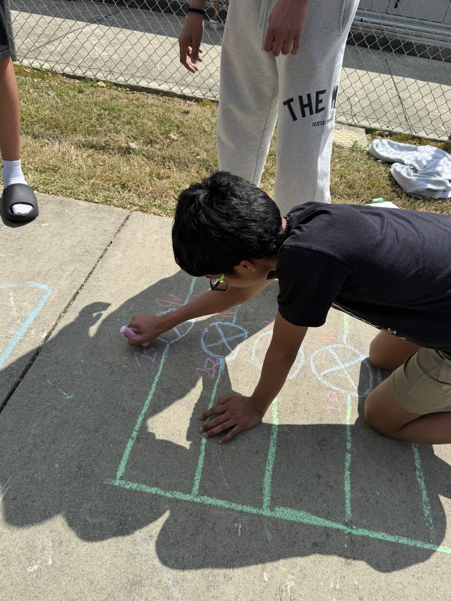 DrBrittCantrell's tweet photo. Taking advantage of the good weather @SouthForsythMS in @FCSchoolsGA - Using sidewalk chalk to model series and parallel circuits. #weDOscience πππ https://t.co/0Mf4n8Hji8
