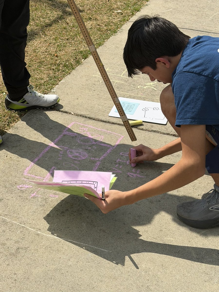 DrBrittCantrell's tweet photo. Taking advantage of the good weather @SouthForsythMS in @FCSchoolsGA - Using sidewalk chalk to model series and parallel circuits. #weDOscience πππ https://t.co/0Mf4n8Hji8